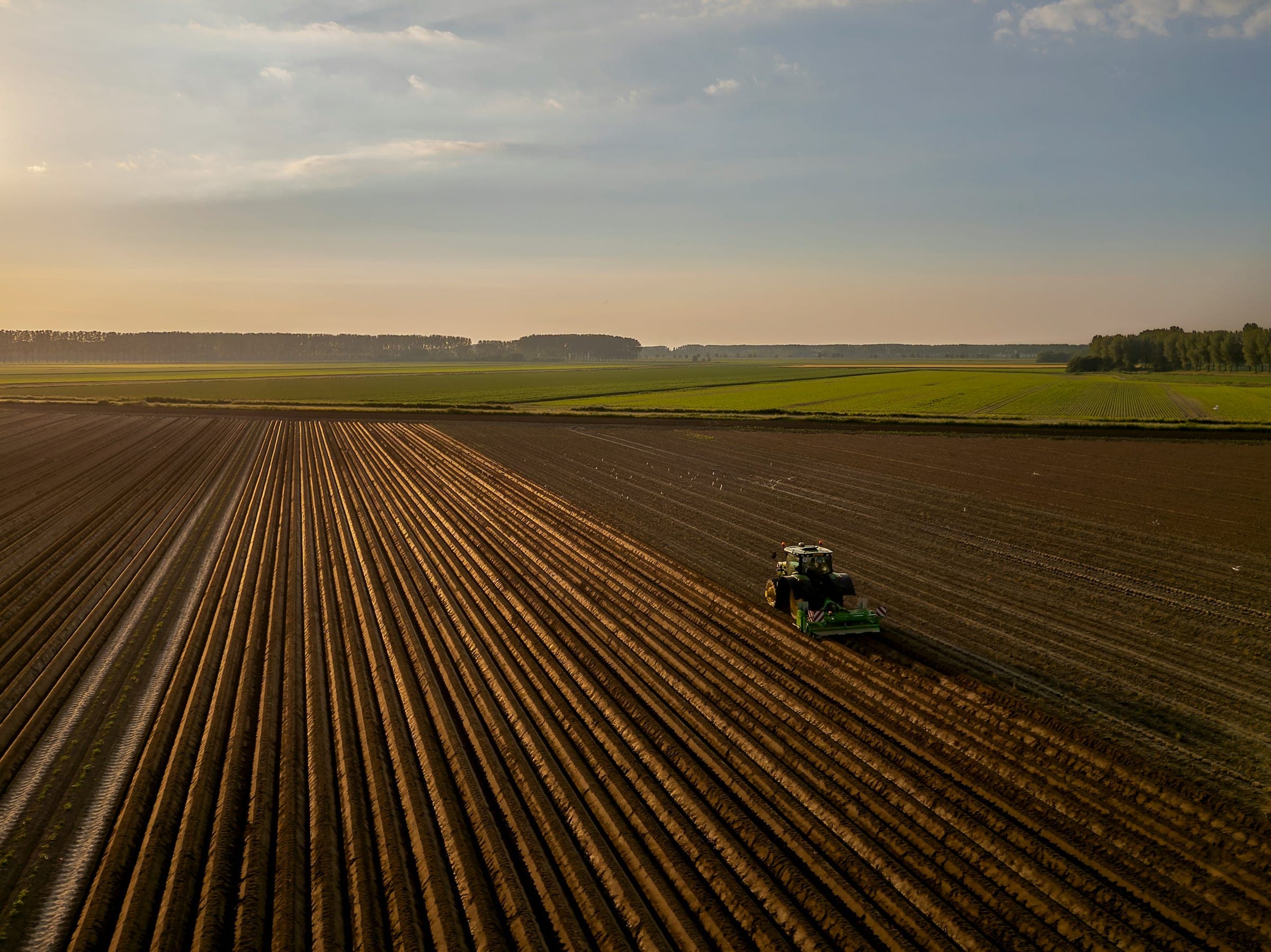 Aérea de tractor trabajando