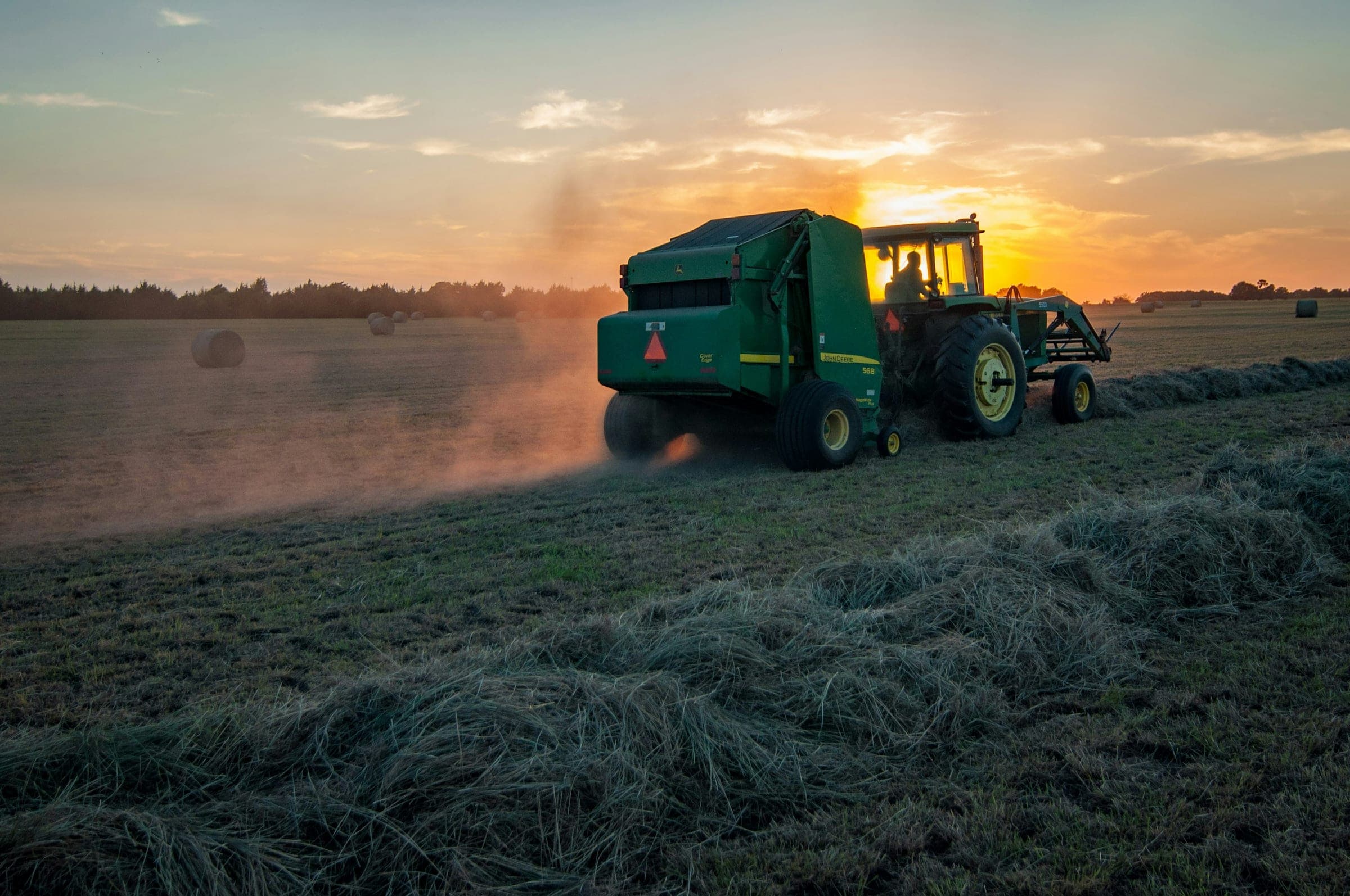 Tractor trabajando al atardecer
